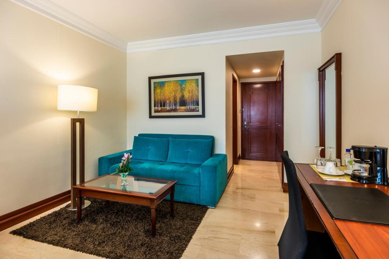 Hotel Dann Carlton Bucaramanga Exterior photo A room at the hotel